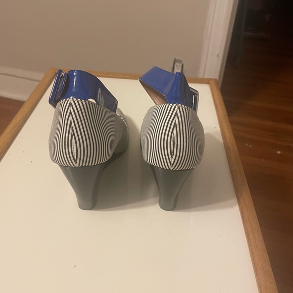 White and black striped wedge shoes - Picture 3 of 7